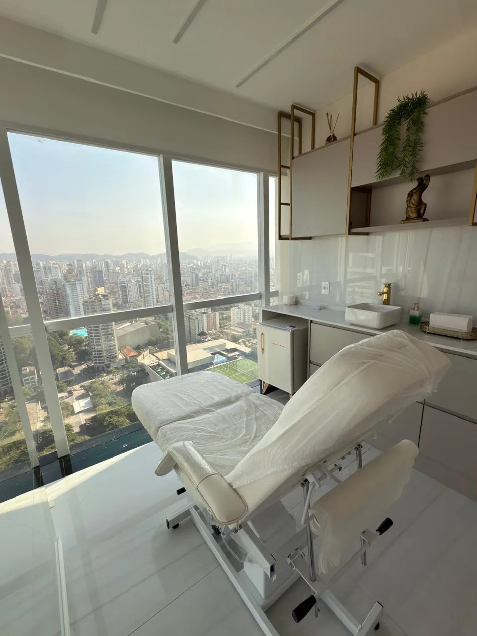 Sala de procedimentos da clínica Plasttica