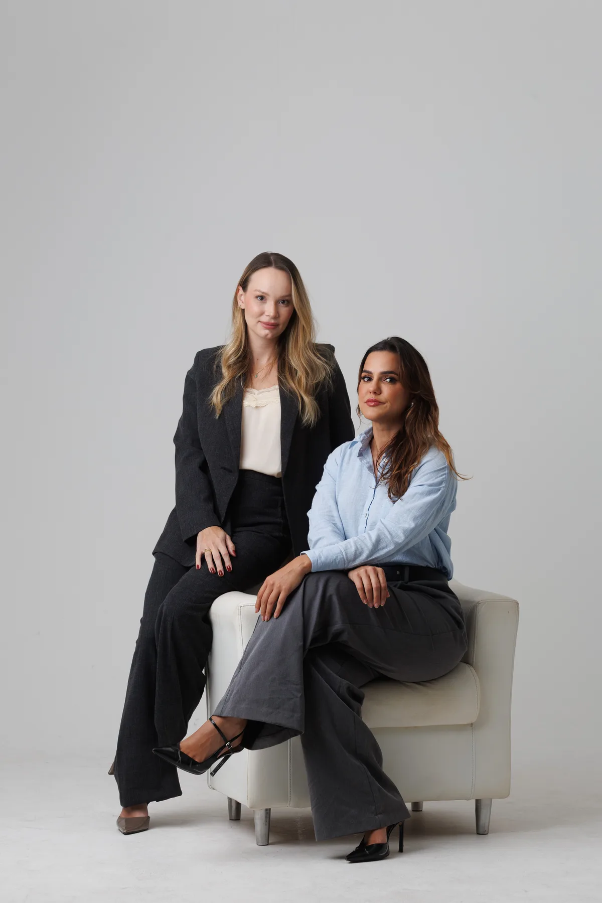 Dra. Letícia e Dra. Bruna, cirurgiãs plásticas da Plasttica, em estúdio